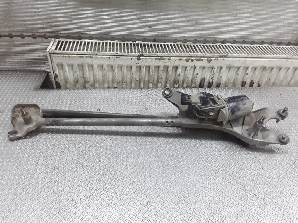 Front wiper linkage and motor