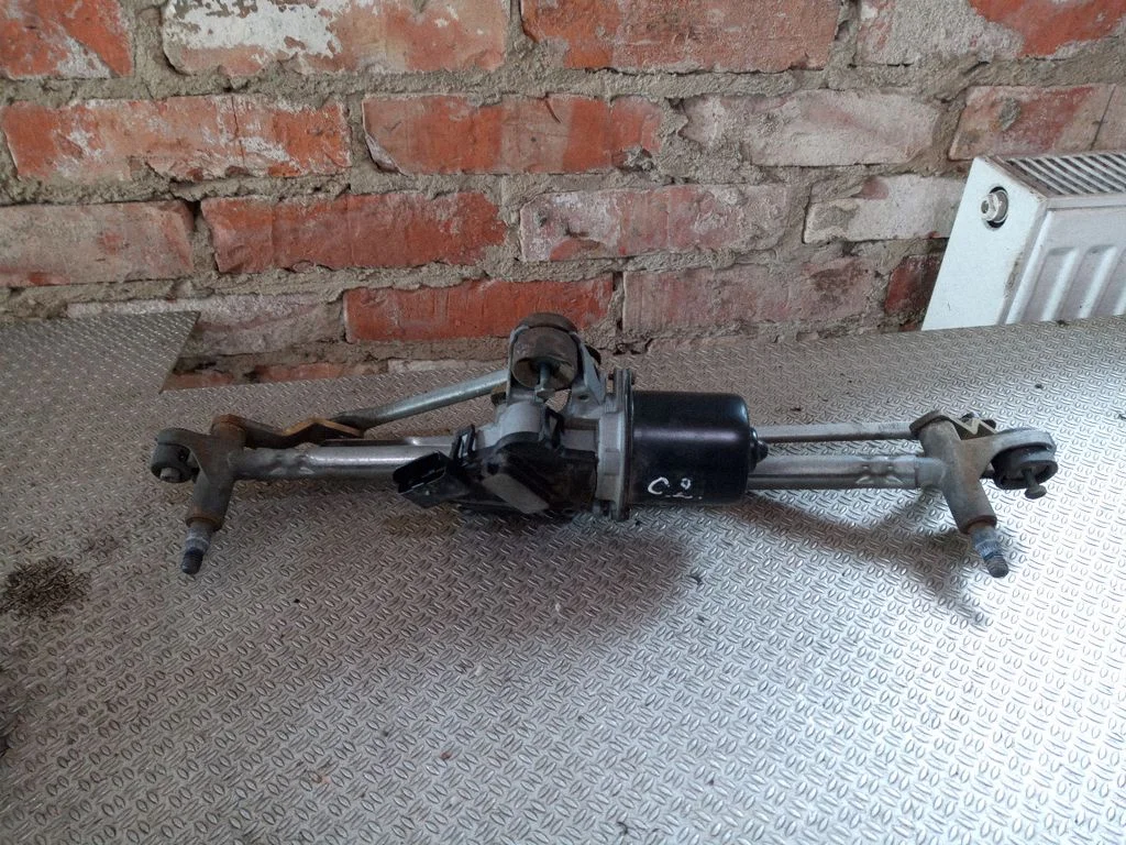 Front wiper linkage and motor