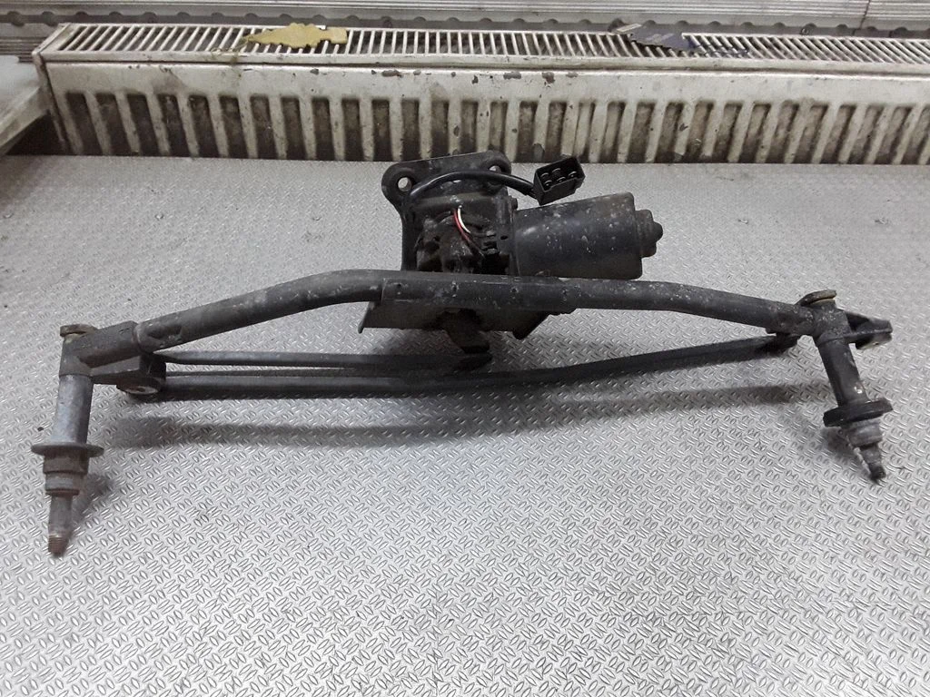 Mechanizm wycieraczek z silniczkiem