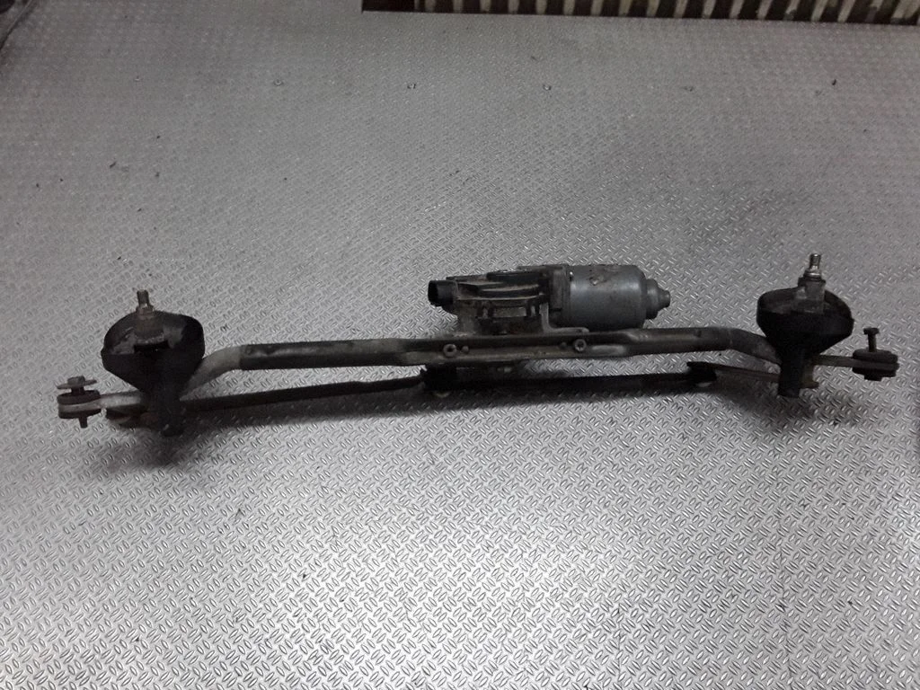 Mechanizm wycieraczek z silniczkiem