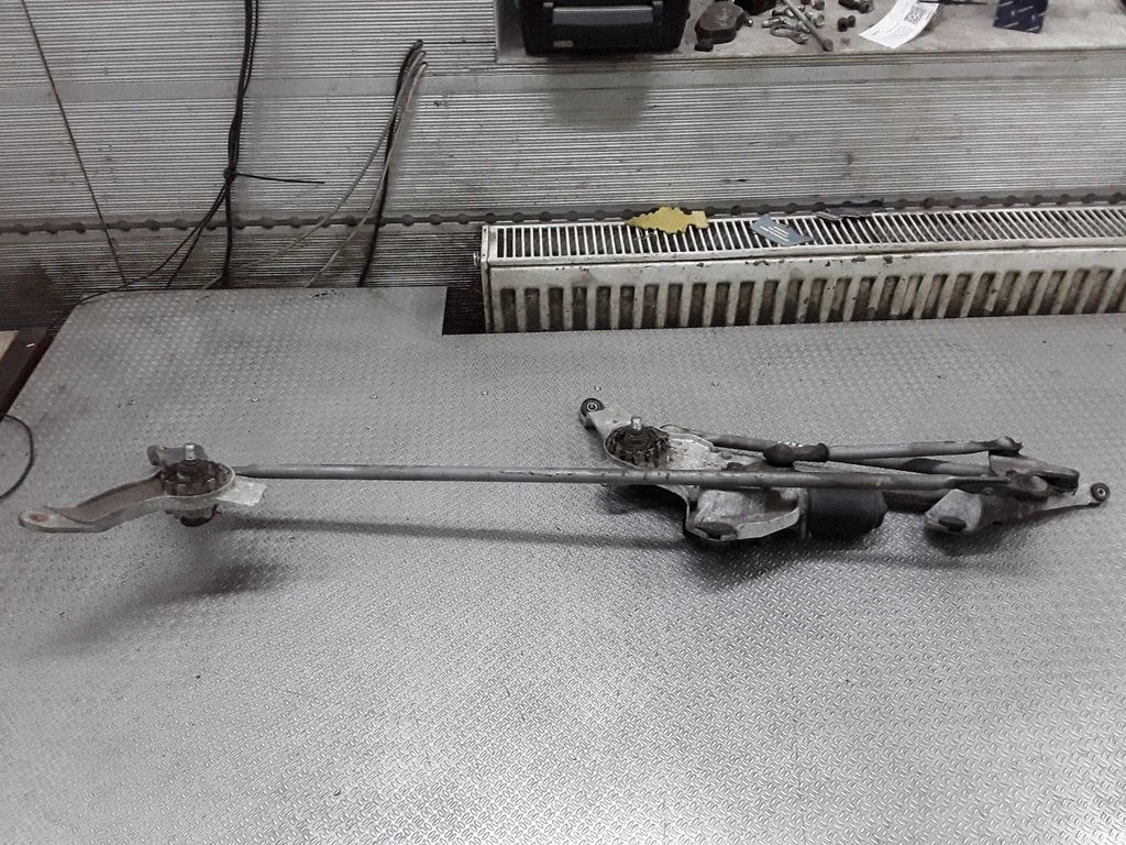 Front wiper linkage and motor – Mitsubishi Grandis (2003-2011)