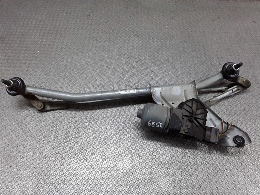 Front wiper linkage and motor – Renault Sandero I (2008-2013)