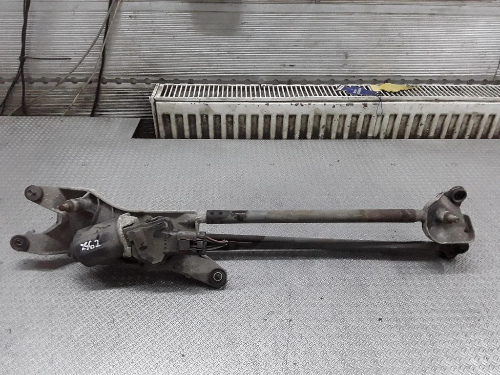 Front wiper linkage and motor