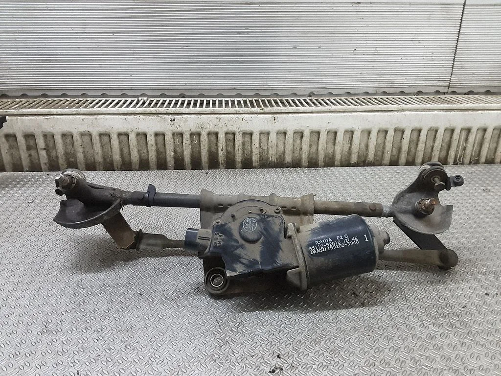 Front wiper linkage and motor – Toyota Yaris Verso (1999-2005)