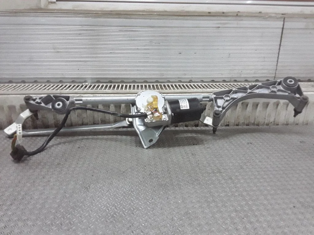 Front wiper linkage and motor – Mercedes-Benz C-Class W203 (2000-2007)