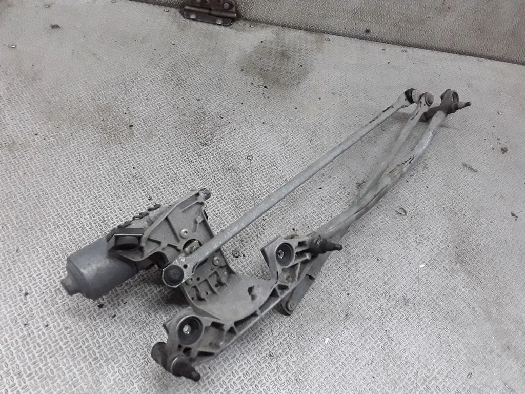 Front wiper linkage and motor – Ford Focus C-MAX (2003-2010)