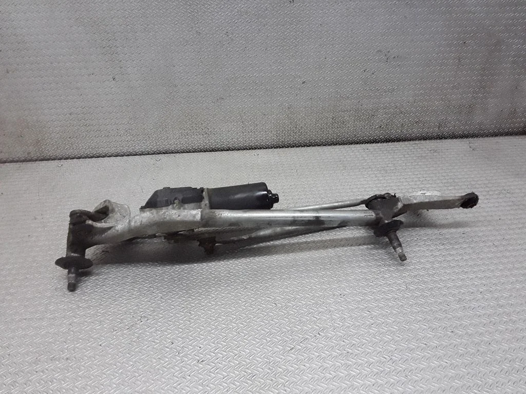 Mechanizm wycieraczek z silniczkiem
