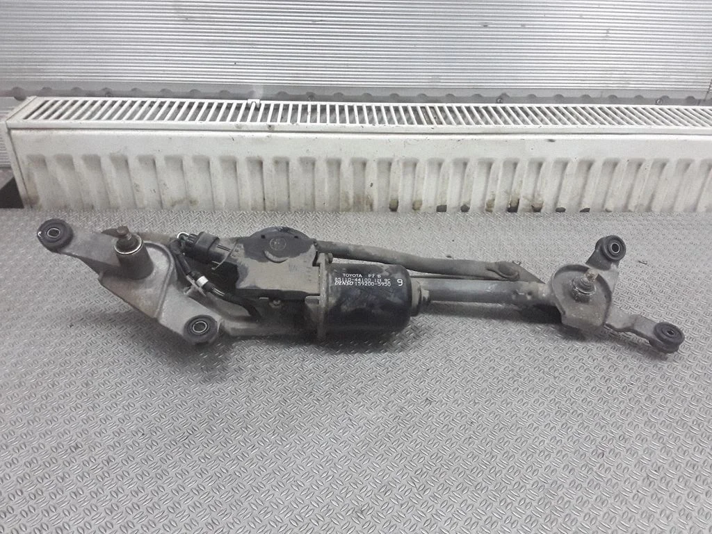 Front wiper linkage and motor – Toyota Avensis Verso (2001-2009)