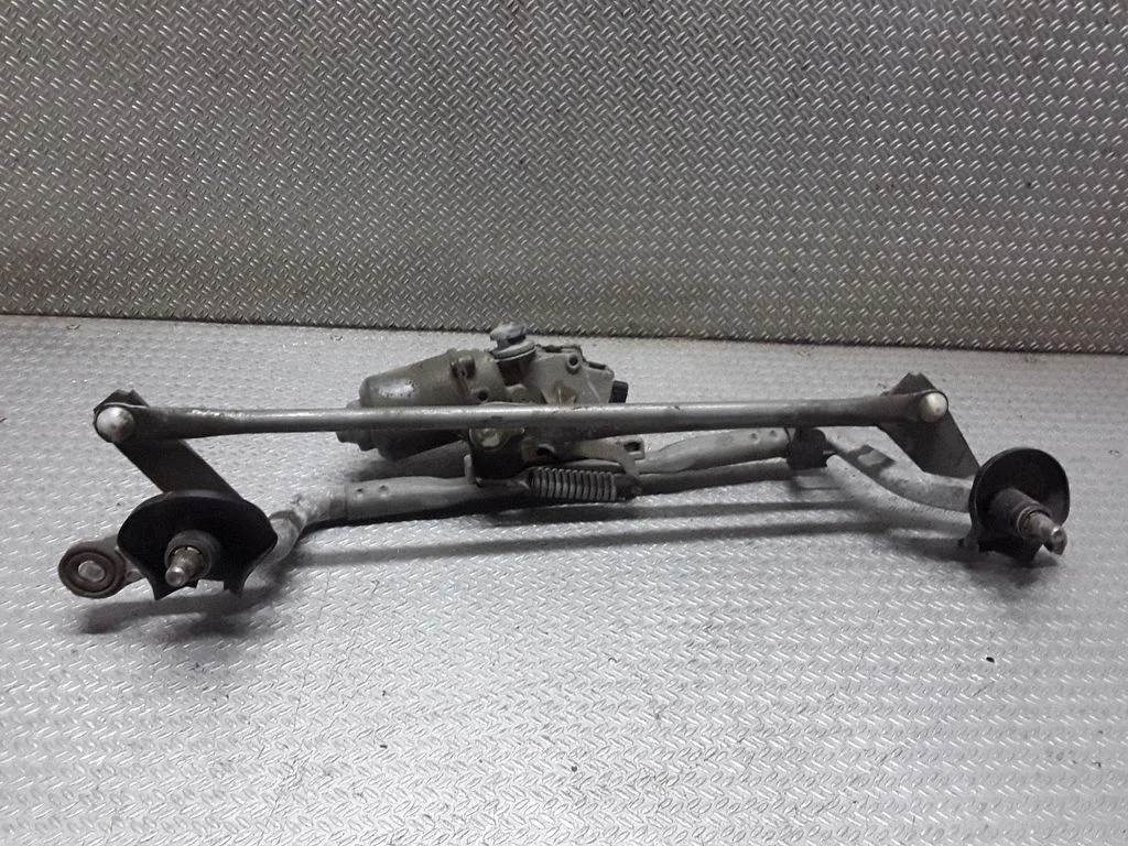 Front wiper linkage and motor – Toyota Verso (2009-2018)