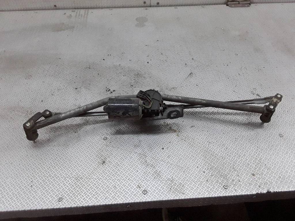 Front wiper linkage and motor – Volkswagen Transporter - Caravelle T4 (1991-2003)