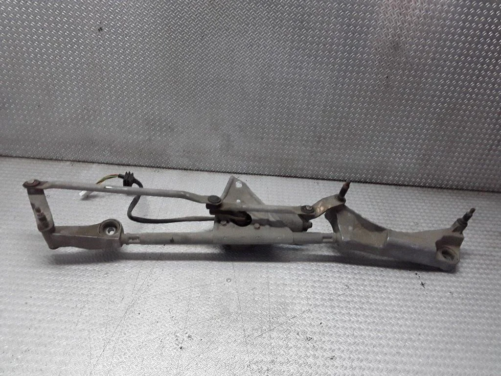 Front wiper linkage and motor – Mercedes-Benz C-Class W203 (2000-2007)
