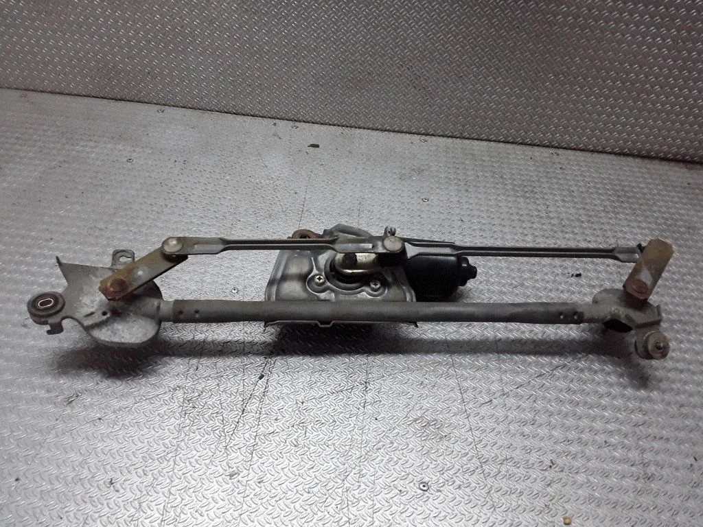 Front wiper linkage and motor – Mitsubishi Outlander (2001-2007)
