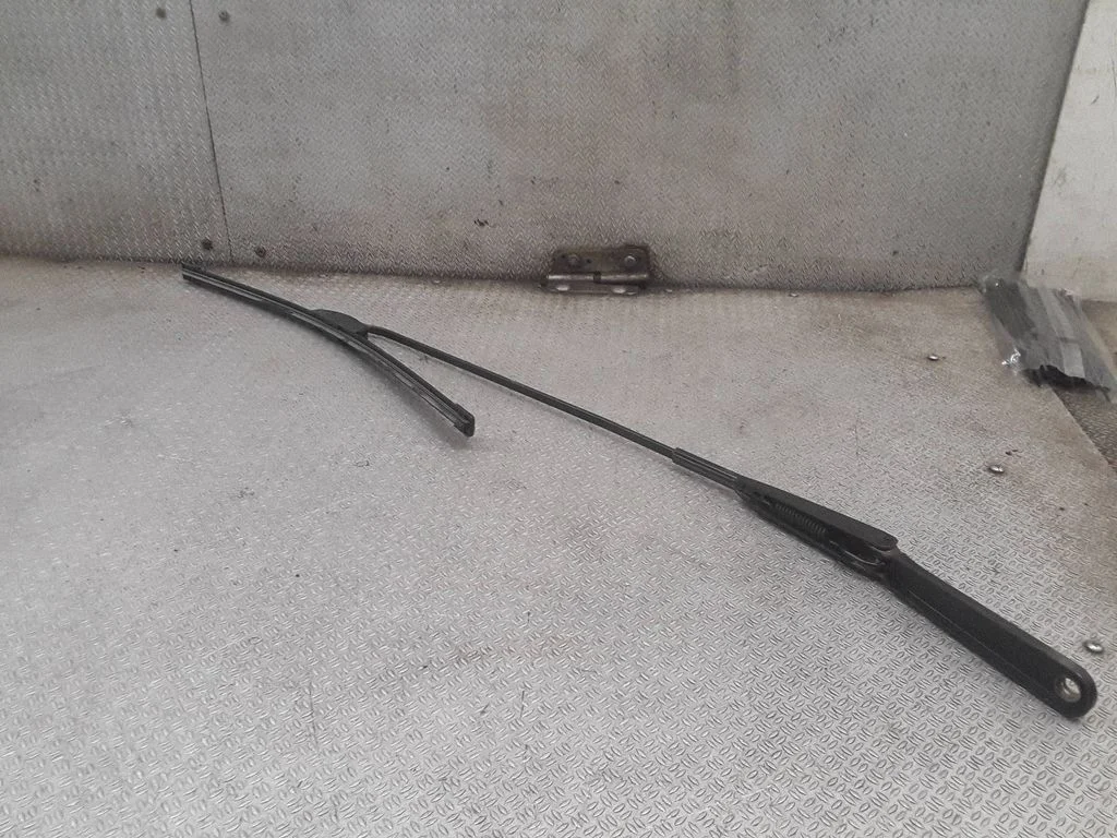 Windshield/front glass wiper blade