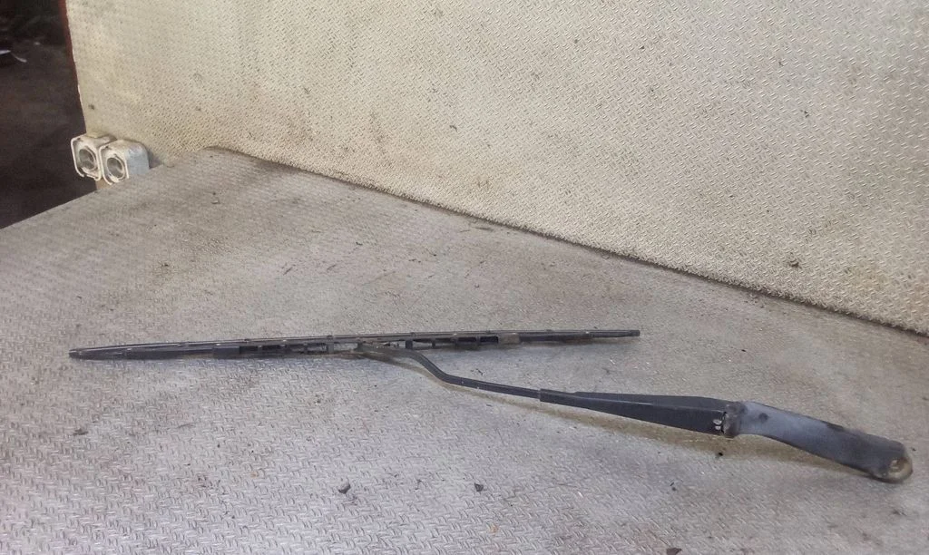 Windshield/front glass wiper blade – Mercedes-Benz C-Class W203 (2000-2007)