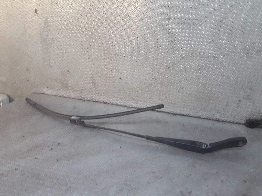 Windshield/front glass wiper blade – Volvo V70 (2008-2013)