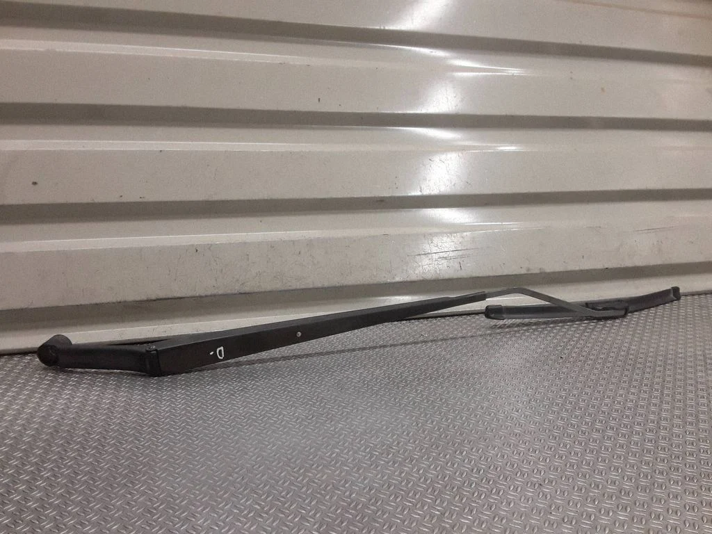 Windshield/front glass wiper blade – Mitsubishi Colt CZ3 (2006-2009)