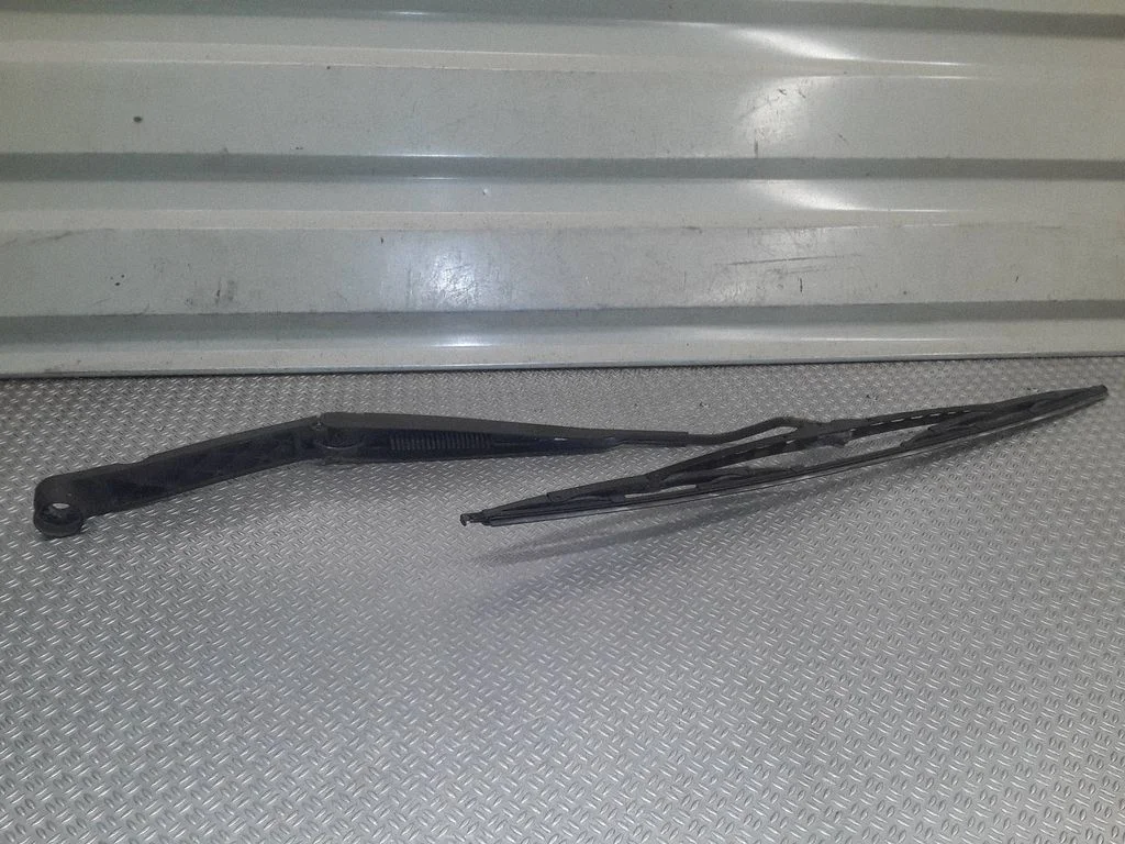 Priekšējā stikla tīrītājs – kreisā