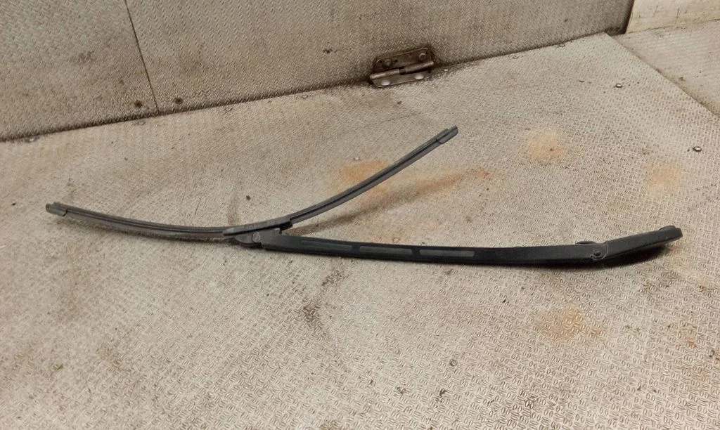 Windshield/front glass wiper blade – Audi A8 S8 D3 4E (2002-2009)