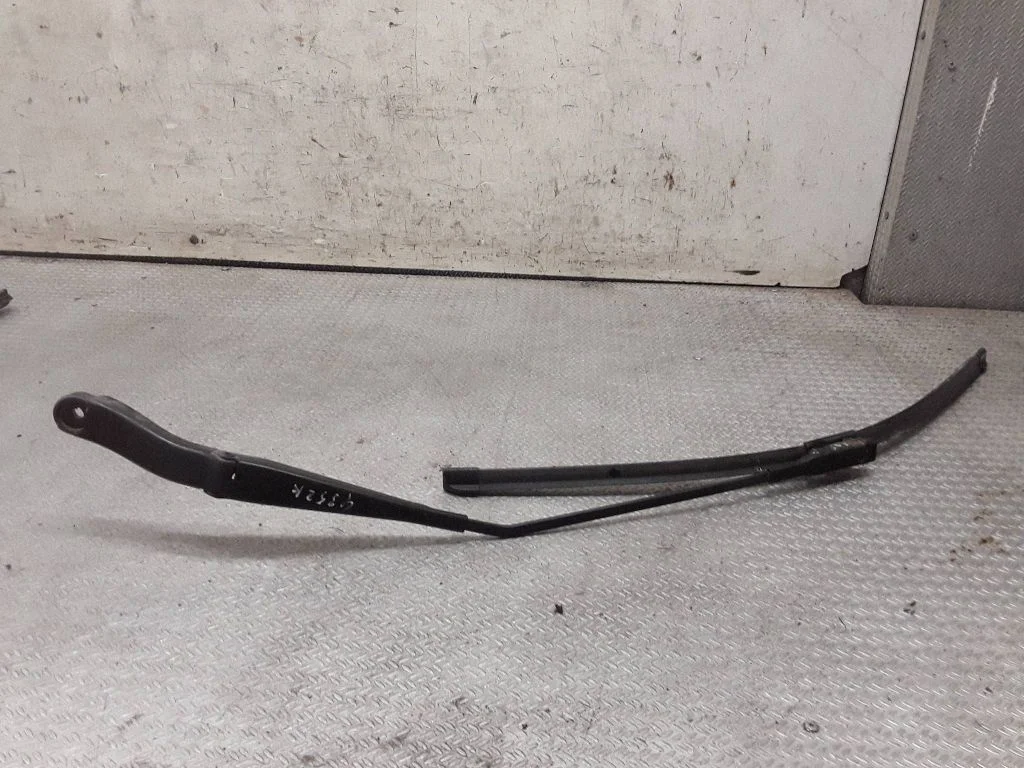 Priekšējā stikla tīrītājs – Mercedes-Benz B klase W245 (2005-2011)