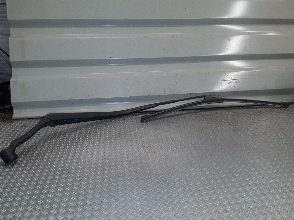 Priekšējā stikla tīrītājs – Mitsubishi Outlander (2007-2012)