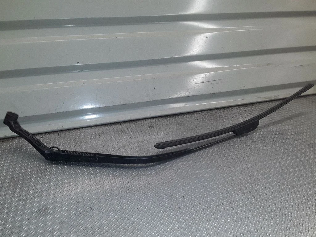 Priekšējā stikla tīrītājs – Mitsubishi Outlander (2007-2012)