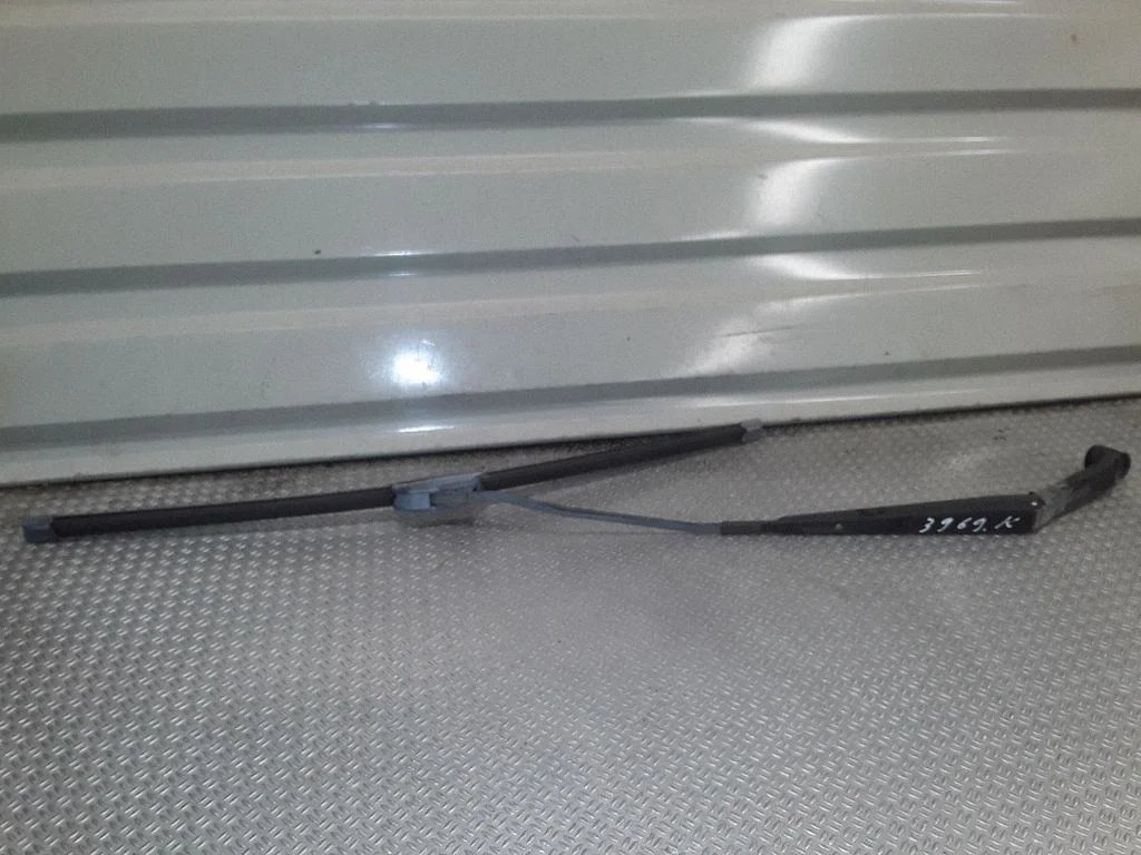 Windshield/front glass wiper blade – Mitsubishi Colt (1996-2004)