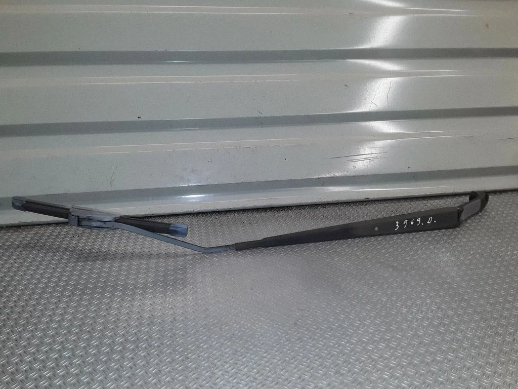 Windshield/front glass wiper blade – Mitsubishi Colt (1996-2004)