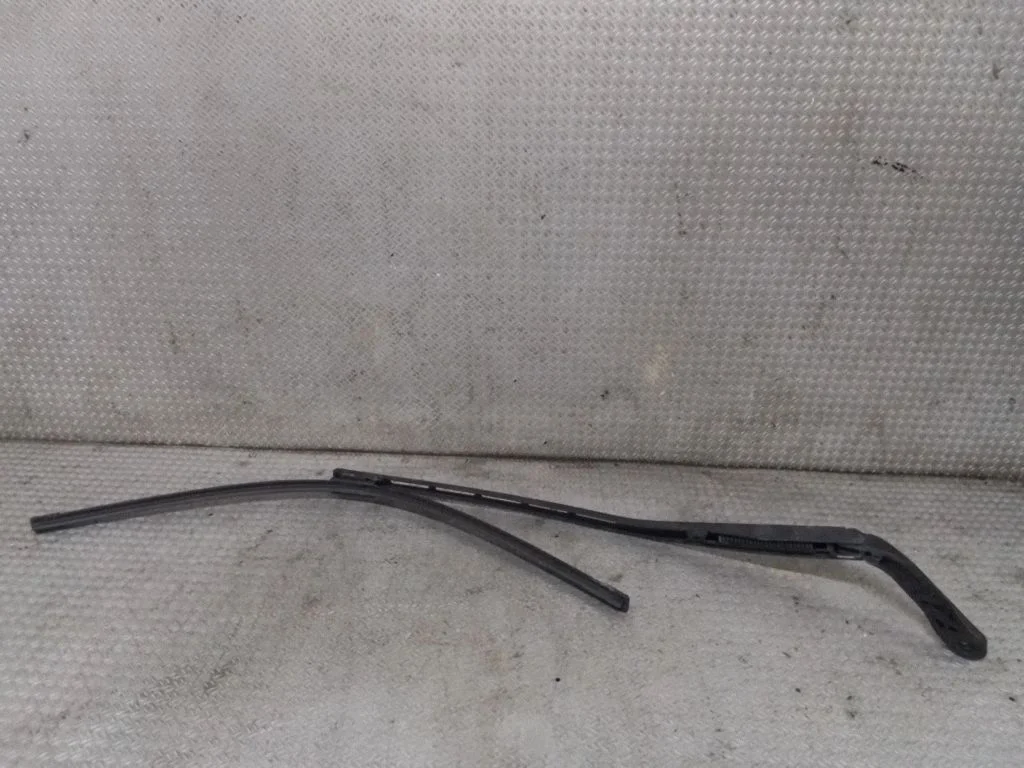 Windshield/front glass wiper blade – Citroen C4 I (2004-2010)