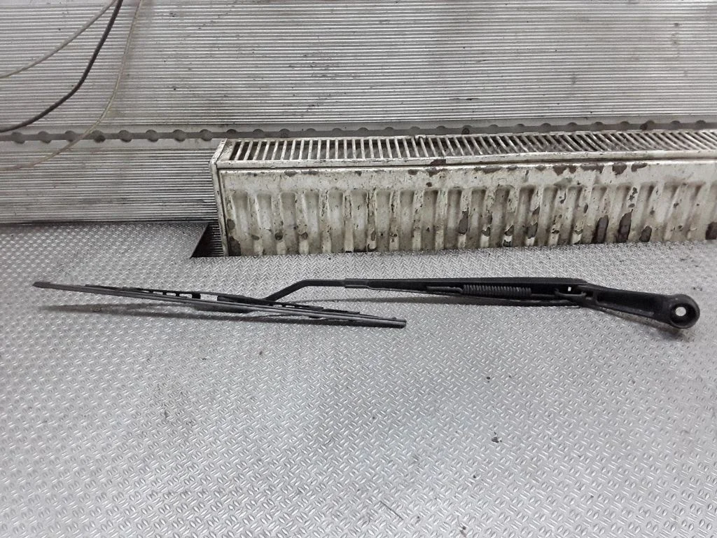 Windshield/front glass wiper blade – right