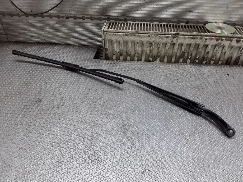 Windshield/front glass wiper blade – Volvo XC70 (2001-2004)
