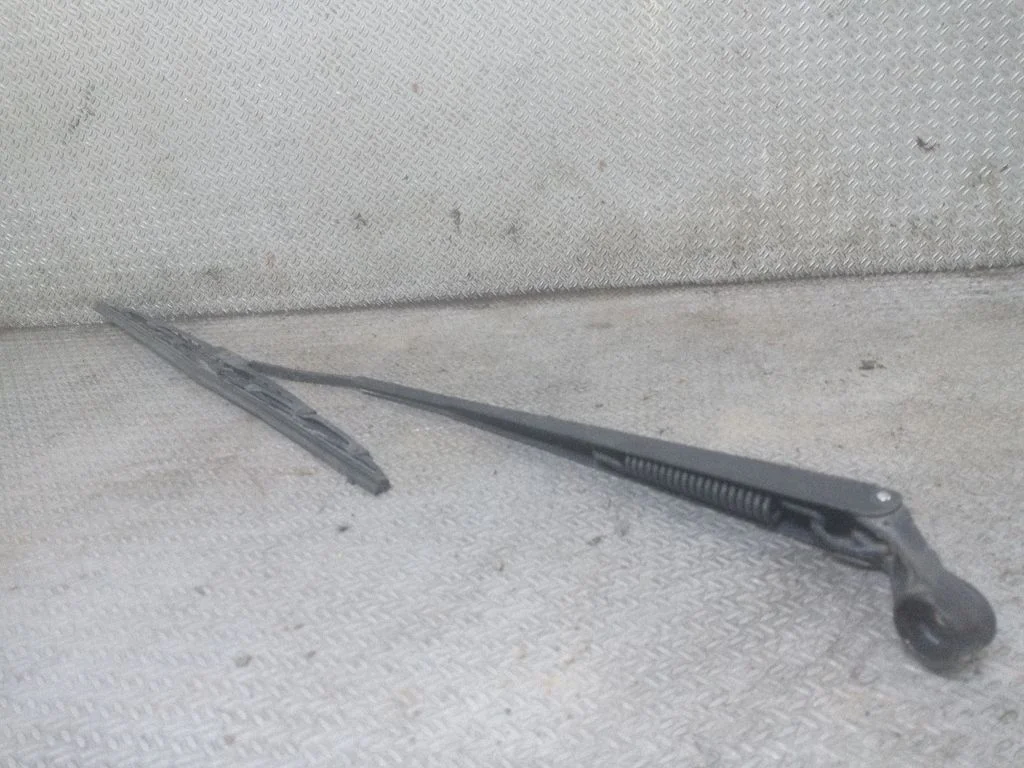 Priekšējā stikla tīrītājs – Toyota Yaris Verso (1999-2005)