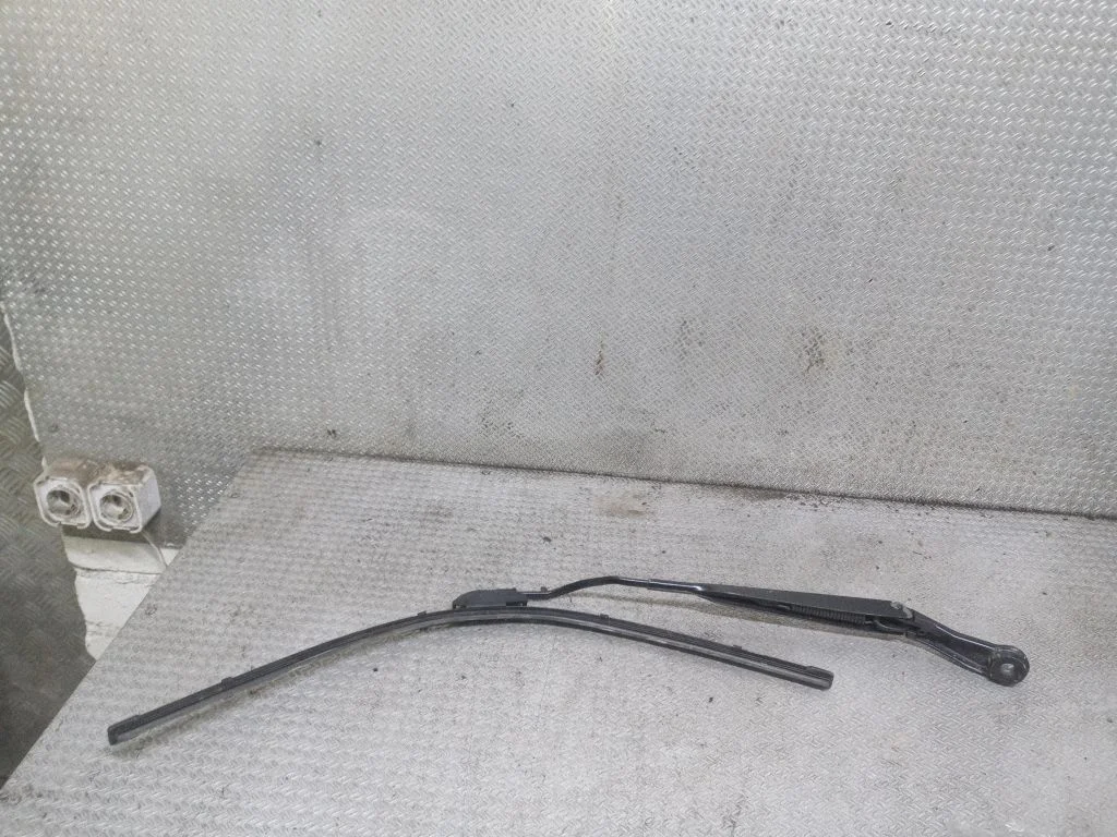 Windshield/front glass wiper blade – Nissan Note (E11) (2006-2014)