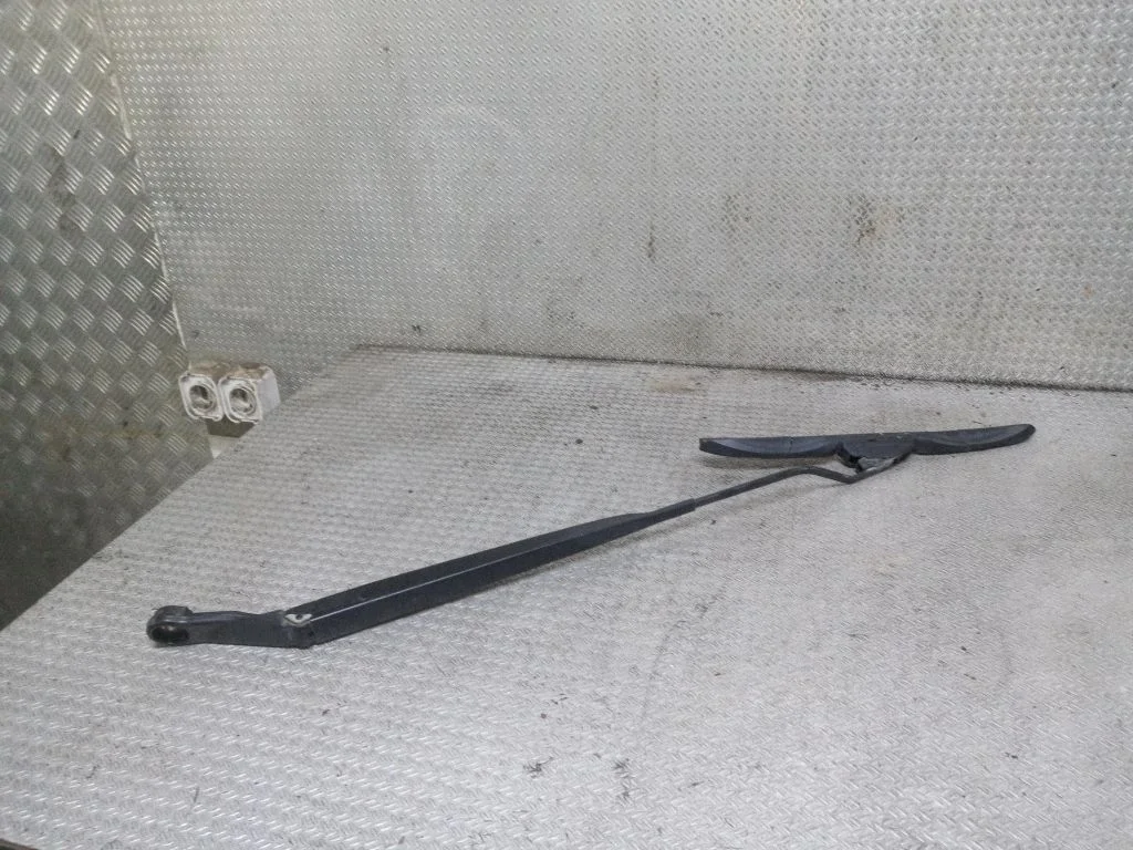 Windshield/front glass wiper blade – Nissan Note (E11) (2006-2014)