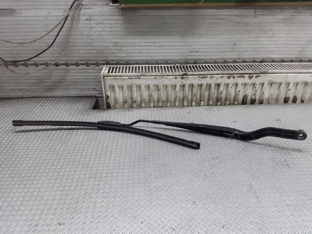 Windshield/front glass wiper blade – Opel Vectra C (2002-2005)