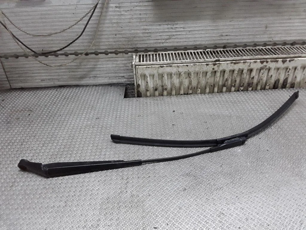 Windshield/front glass wiper blade – Opel Zafira B (2005-2014)