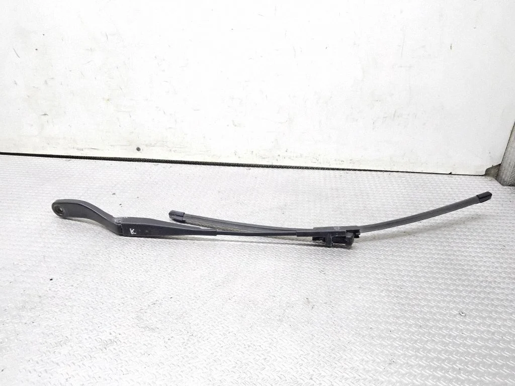 Windshield/front glass wiper blade – Volvo V50 (2004-2007)