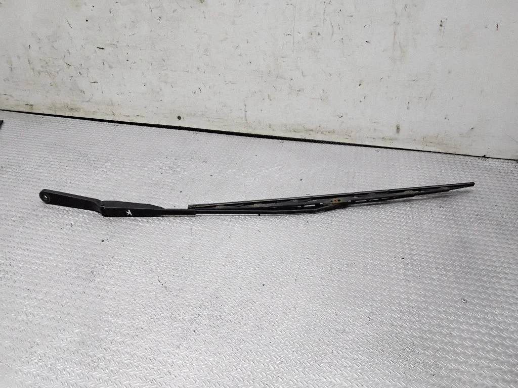 Windshield/front glass wiper blade – Opel Vivaro (2001-2014)
