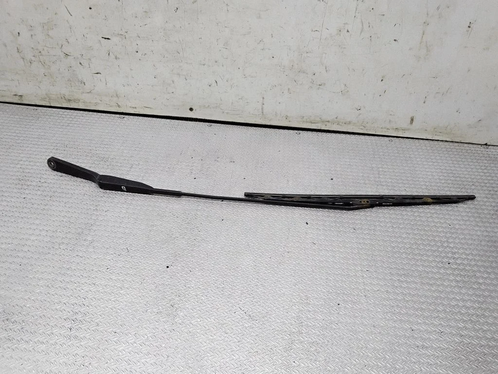 Windshield/front glass wiper blade – Opel Vivaro (2001-2014)