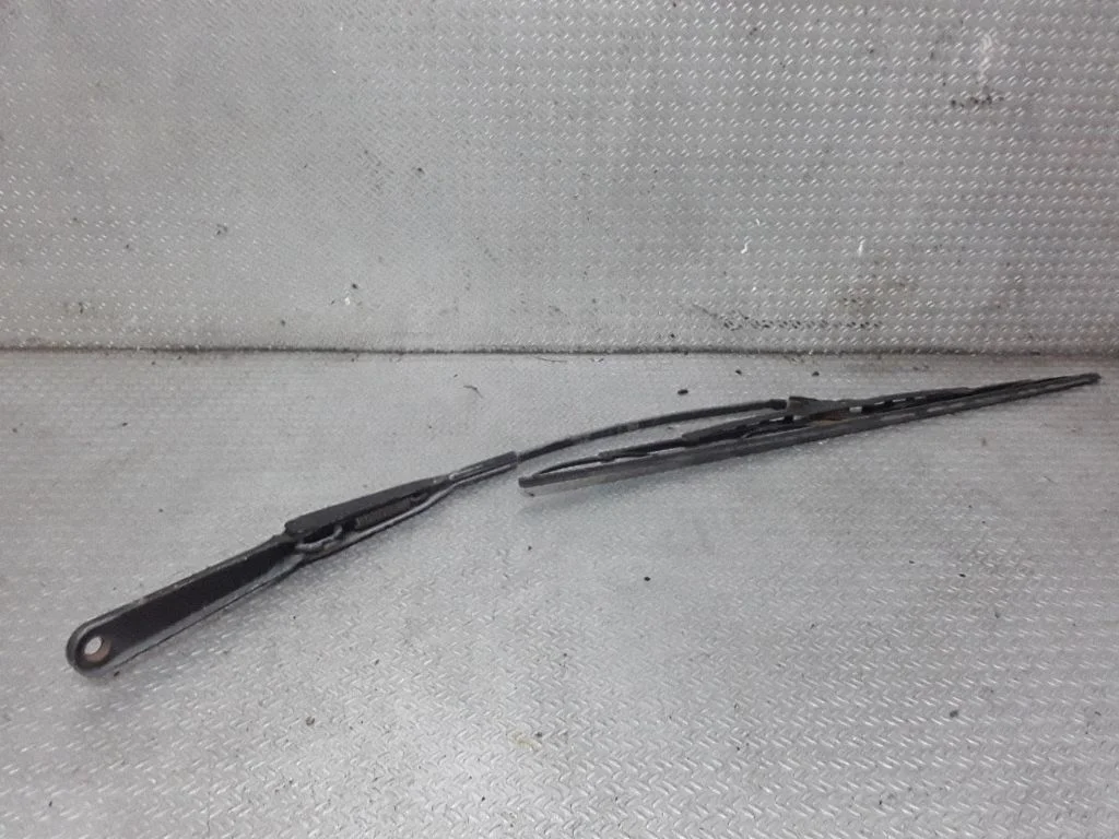 Windshield/front glass wiper blade – Opel Vivaro (2001-2014)
