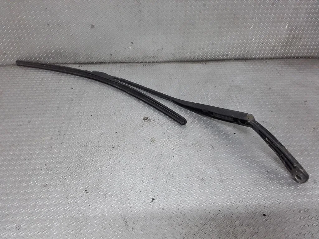 Windshield/front glass wiper blade – Renault Laguna II (2001-2007)