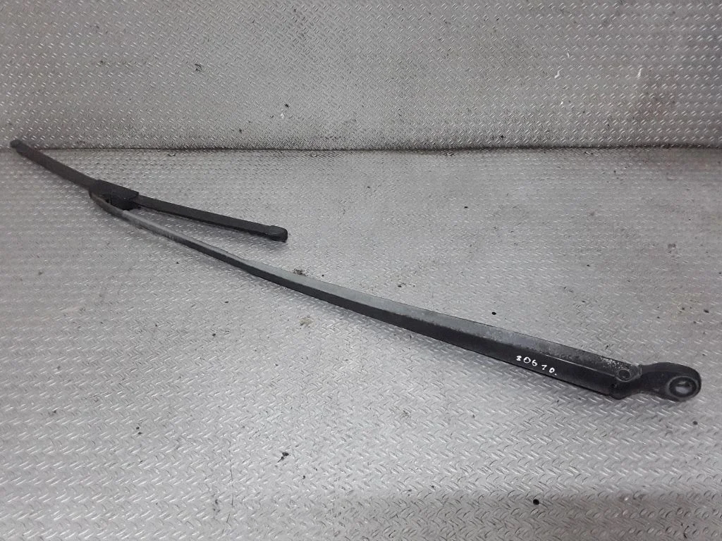 Windshield/front glass wiper blade – Renault Laguna II (2001-2007)