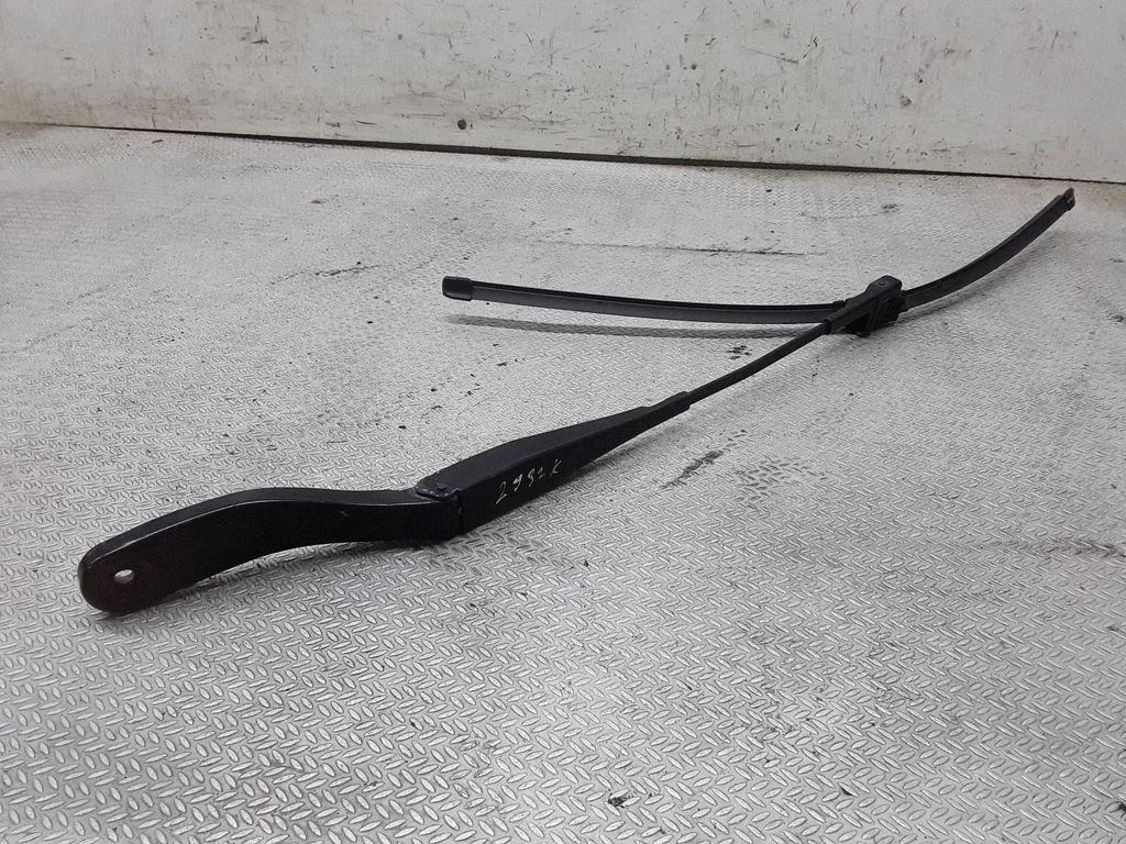 Windshield/front glass wiper blade – Volvo V50 (2004-2007)