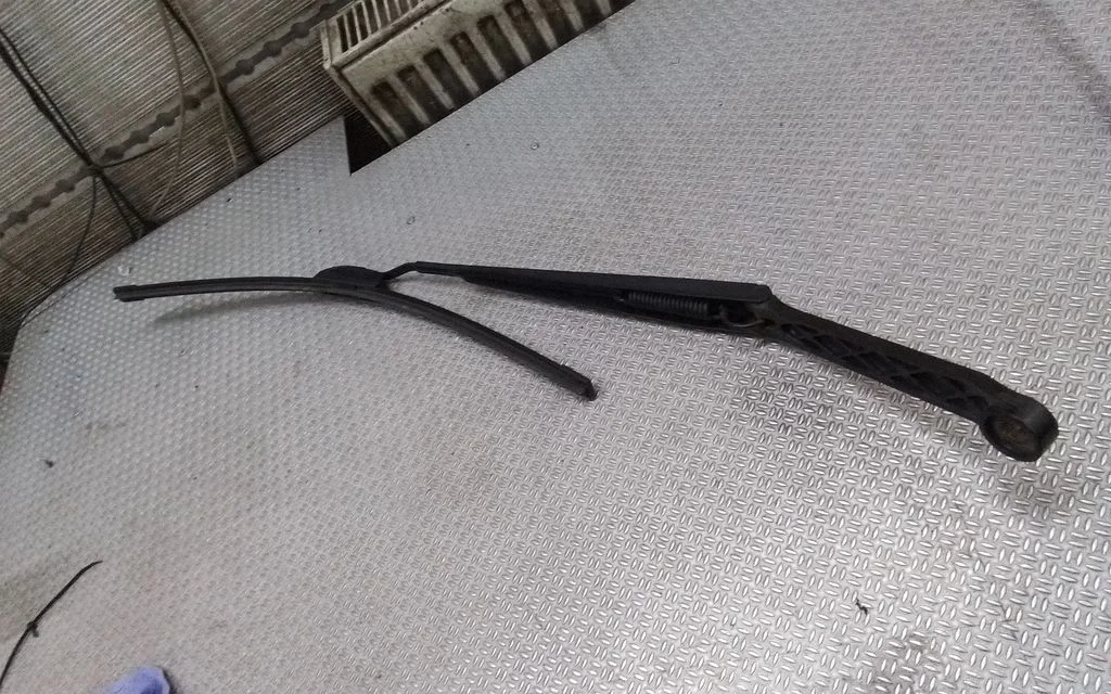 Priekšējā stikla tīrītājs – Nissan X-Trail T30 (2001-2007)