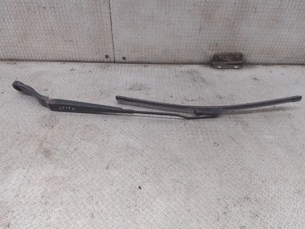 Windshield/front glass wiper blade – Chrysler Sebring (ST-22 - JR) (2000-2007), left