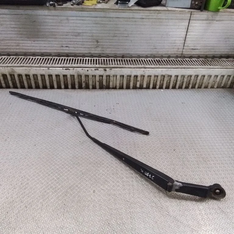 Windshield/front glass wiper blade – left