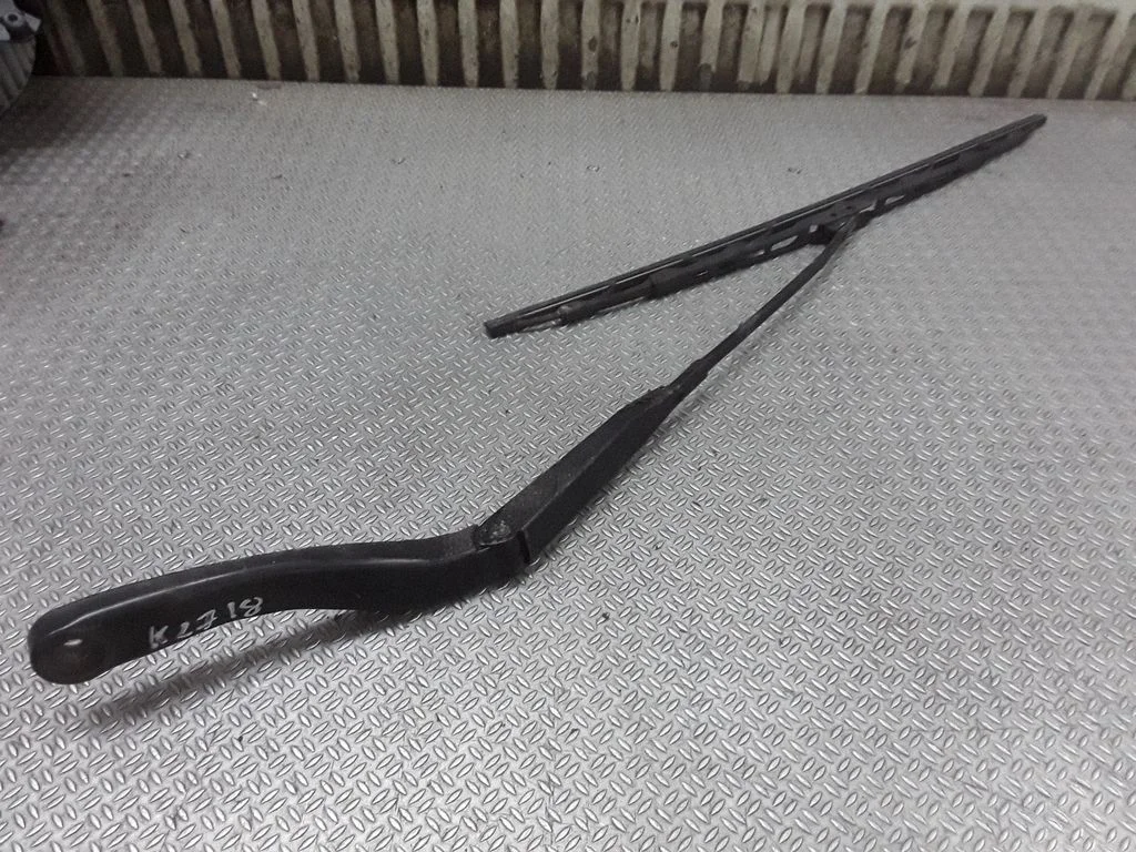 Windshield/front glass wiper blade – Audi A8 S8 D2 4D (1994-2002)