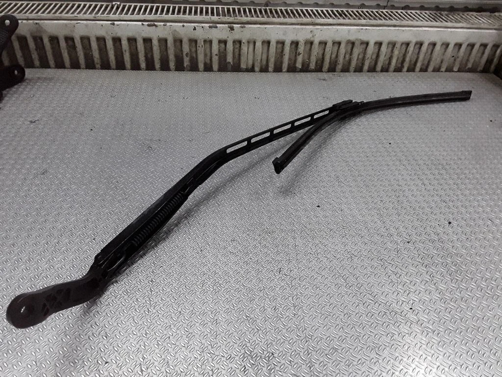 Windshield/front glass wiper blade – Citroen C4 I (2004-2010)