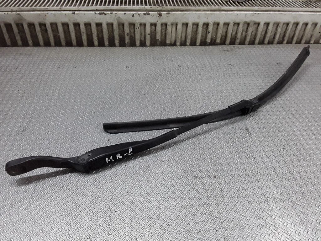 Priekšējā stikla tīrītājs A2118200344