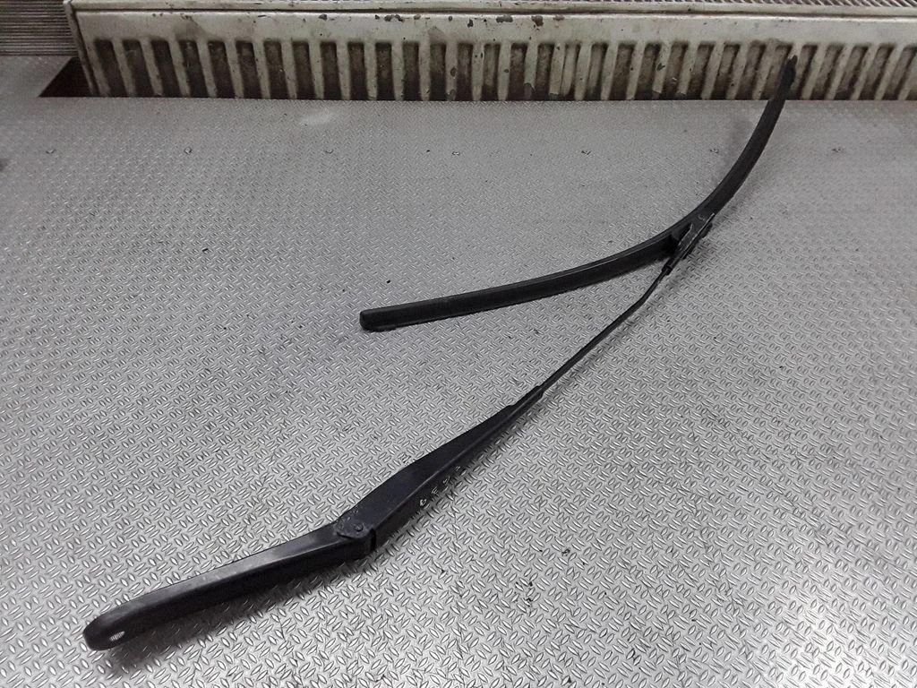 Priekšējā stikla tīrītājs 4M5117526AB