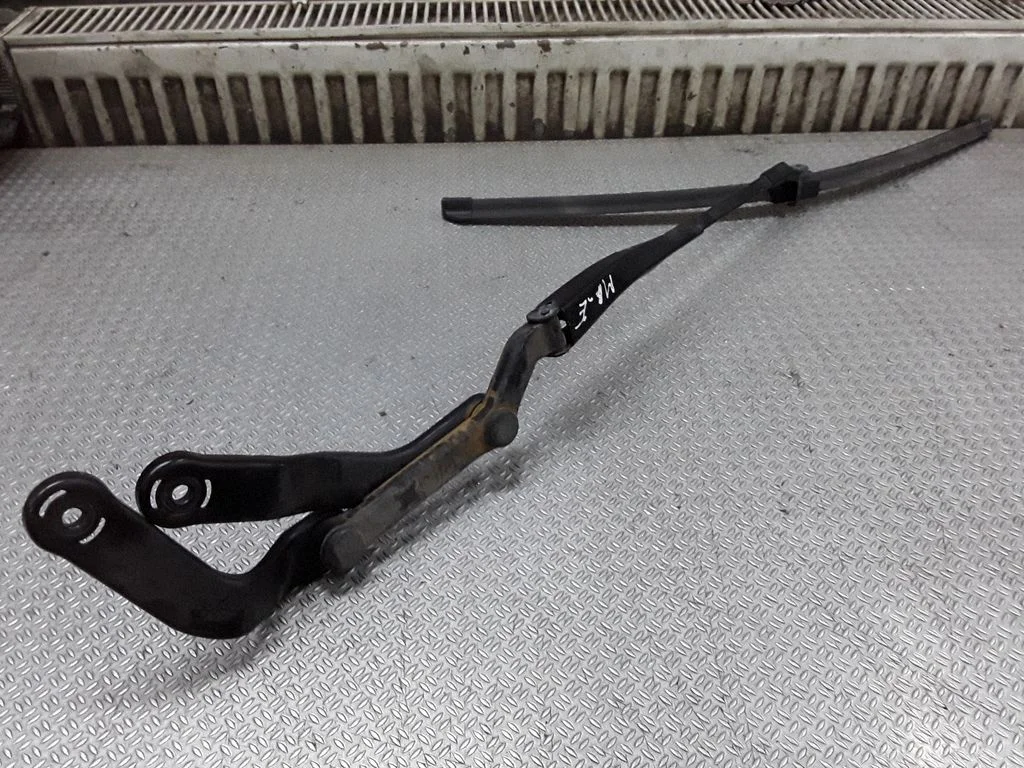 Priekšējā stikla tīrītājs A2118200444